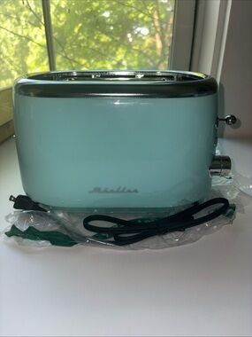 Middler Vintage-Style 2-Slice Toaster in Mint Green